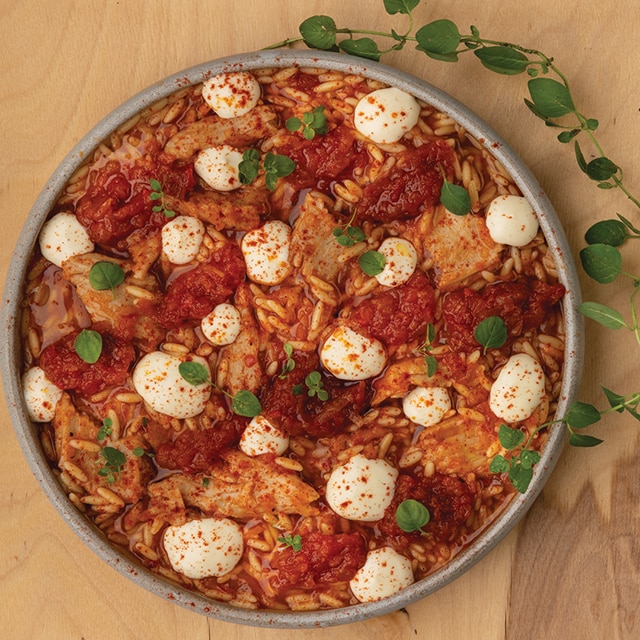 Γιουβέτσι με NoChicken Chunks, Chutney Τομάτας και Κρέμα Γραβιέρας Γιουβέτσι με NoChicken Chunks, Chutney Τομάτας και Κρέμα Γραβιέρας